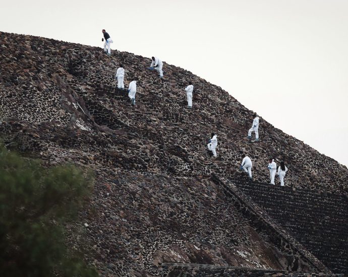 tourists-describe-terrifying-moments-during-deadly-shooting-at-mexico-pyramid-site