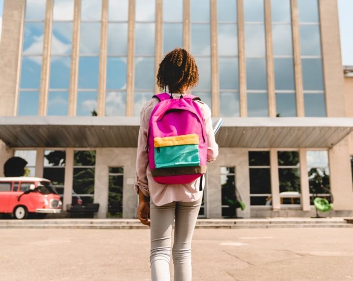 england’s-school-phone-ban-gets-teeth,-just-in-time-to-bite-no-one