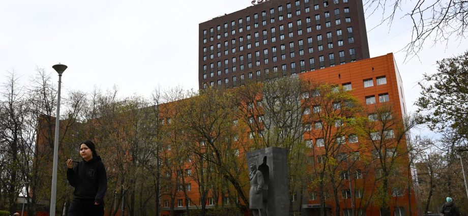 russian-police-raid-book-publisher-accused-of-pushing-‘gay-propaganda’