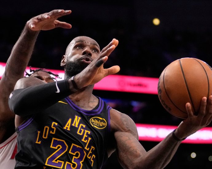 lebron-james-nets-28,-lakers-grab-2-0-lead-on-rockets-in-nba-playoff-series