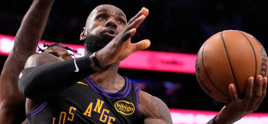 lebron-james-nets-28,-lakers-grab-2-0-lead-on-rockets-in-nba-playoff-series