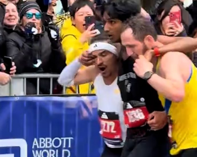 runners-help-collapsed-competitor-at-boston-marathon