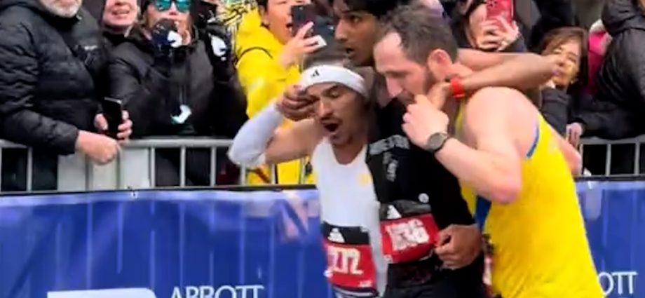 runners-help-collapsed-competitor-at-boston-marathon