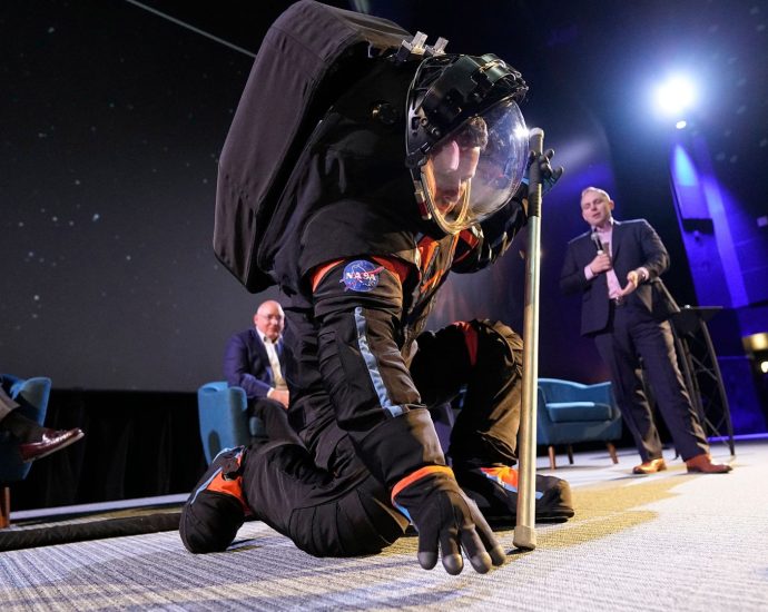 why-new-spacesuits-could-delay-america’s-return-to-the-lunar-surface