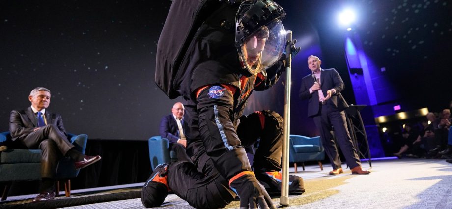 why-new-spacesuits-could-delay-america’s-return-to-the-lunar-surface