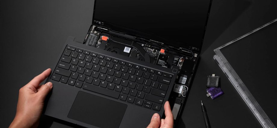 right-to-repair-champ-framework-punts-modular-13in-laptop-with-core-ultra-series-3