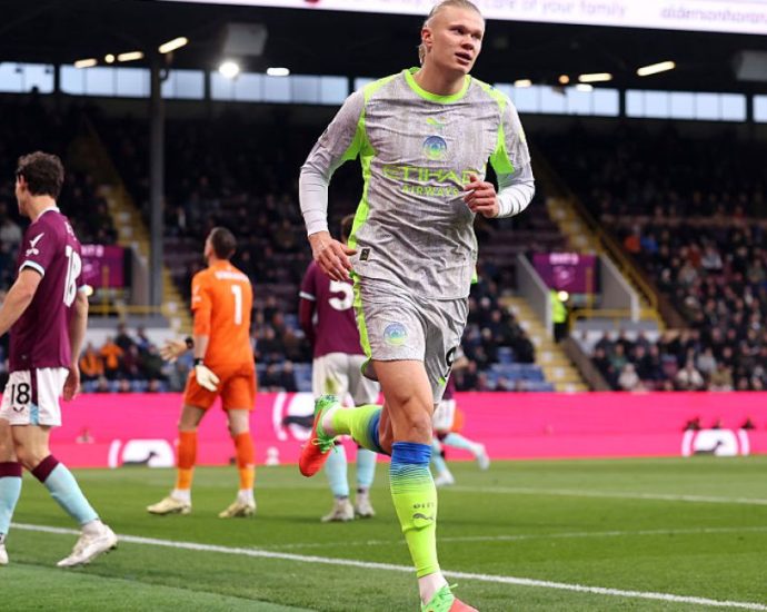 man-city-topple-arsenal-at-premier-league-summit-with-nervy-win-at-burnley