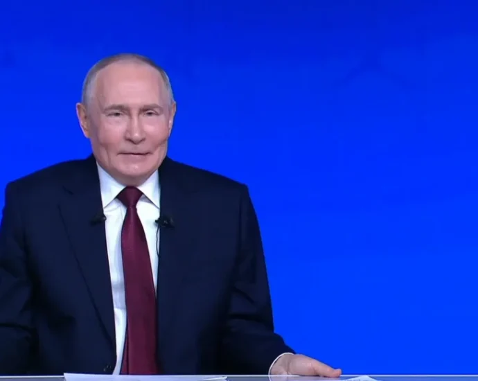 kremlin-claims-putin-is-ready-to-meet-zelenskyy-—-but-only-in-moscow,-and-only-to-sign