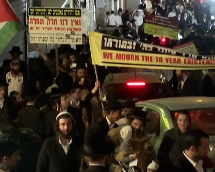 ultra-orthodox-jews-burn-israeli-flags-to-protest-national-day