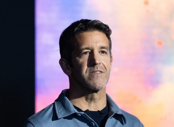 who-is-john-ternus,-new-apple-ceo-replacing-tim-cook?