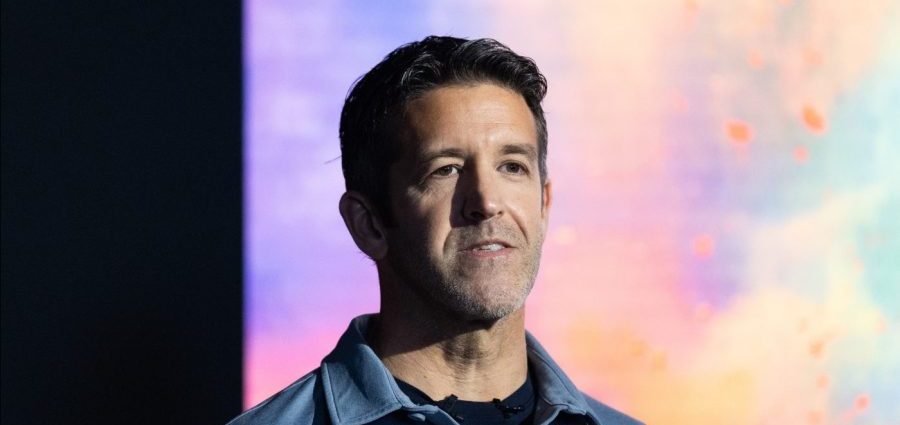 who-is-john-ternus,-new-apple-ceo-replacing-tim-cook?