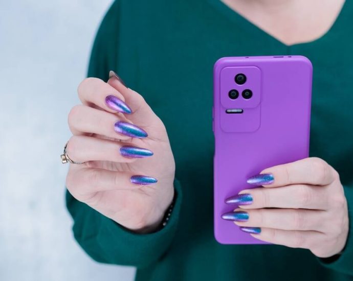 chemists-concoct-nail-polish-that-lets-clawed-humans-use-touch-screens