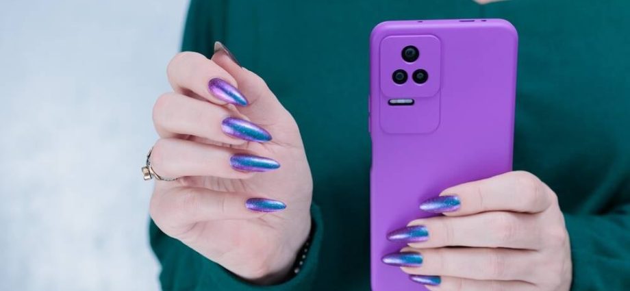 chemists-concoct-nail-polish-that-lets-clawed-humans-use-touch-screens