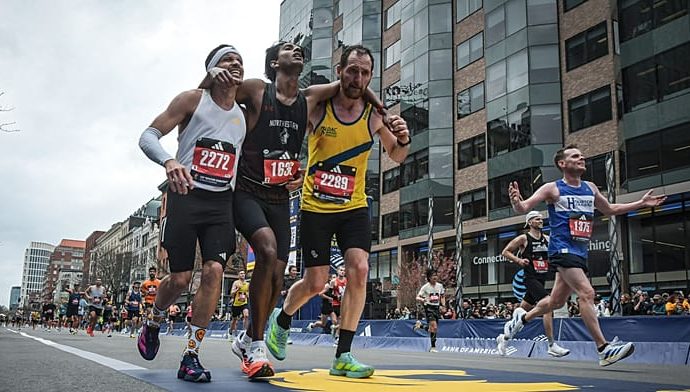 two-runners-help-collapsed-competitor-finish-boston-marathon