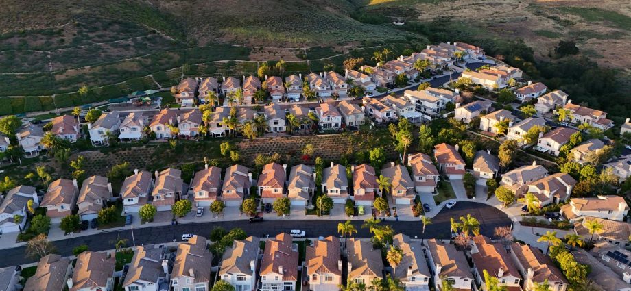 californians-dreaming-of-home-ownership-find-it-after-they-leave:-report