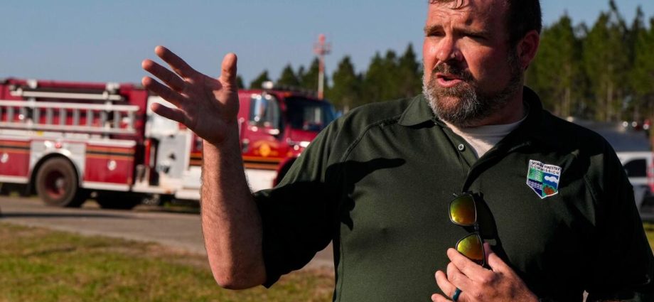 southern-us.-wildfires-force-residents-to-flee,-leaving-them-unsure-if-their-homes-are-standing