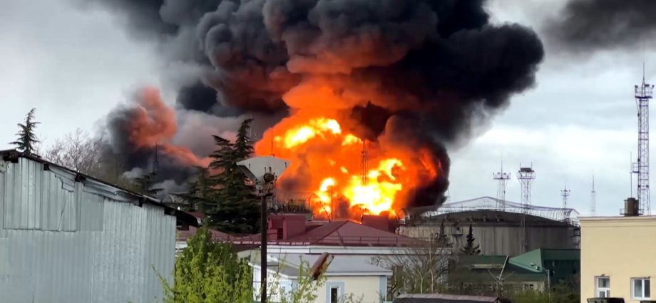 environmental-crisis-in-russian-city-after-drone-attack-on-refinery