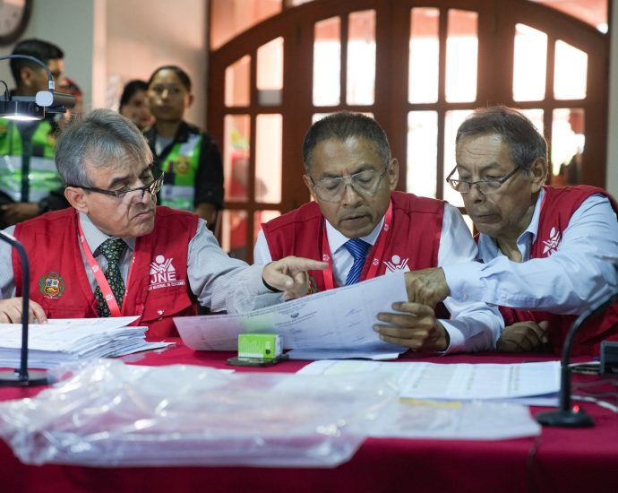 police-raid-peru’s-election-authorities-after-outcry-over-slow-vote-count