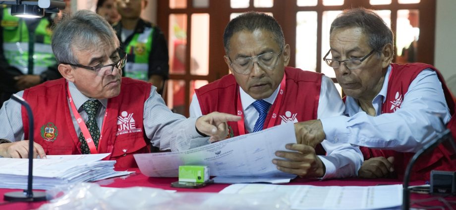police-raid-peru’s-election-authorities-after-outcry-over-slow-vote-count