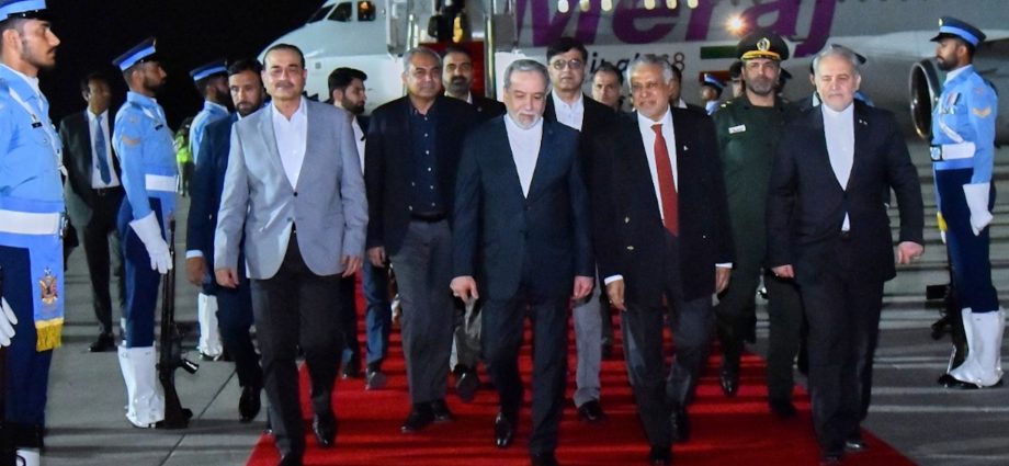 iran-war-live:-tehran’s-fm-in-islamabad;-us-says-envoys-to-travel-for-talks