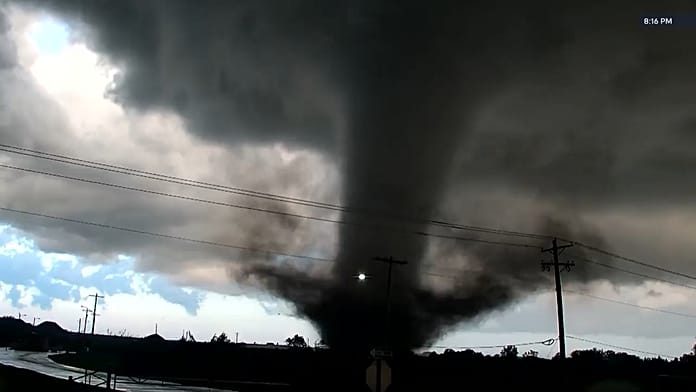 powerful-tornado-tears-across-oklahoma,-damaging-homes-and-blocking-roads