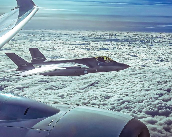 the-secret-visual-language-between-fighter-jets-&-civilian-pilots-that-decides-how-nn-intercept-ends