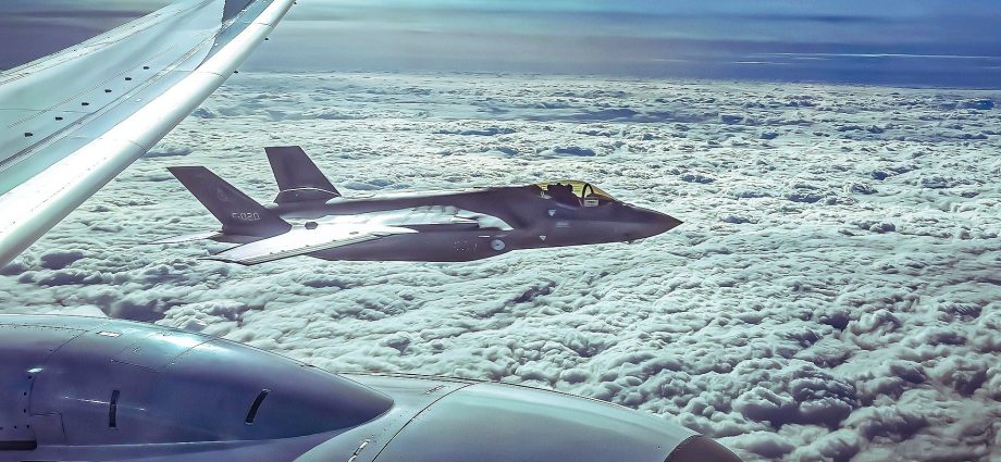 the-secret-visual-language-between-fighter-jets-&-civilian-pilots-that-decides-how-nn-intercept-ends