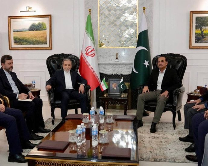 top-iranian-and-pakistani-officials-meet-in-islamabad