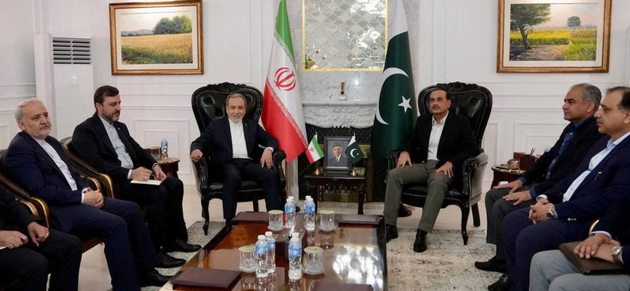 top-iranian-and-pakistani-officials-meet-in-islamabad