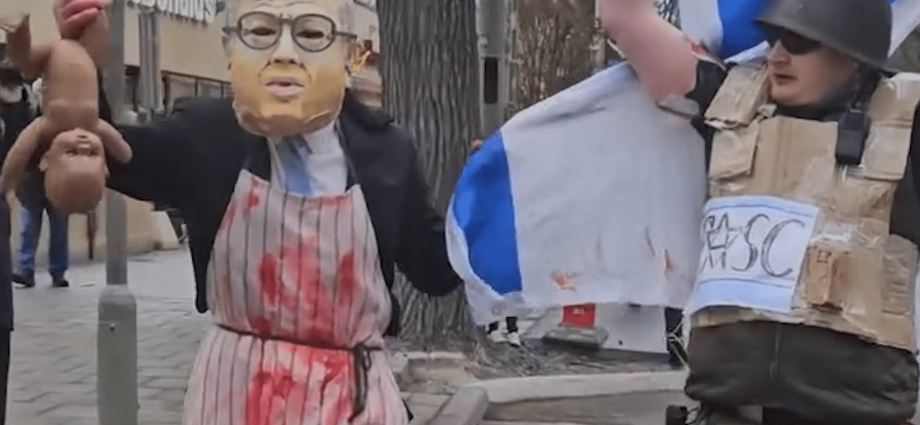 protestor-depicts-israeli-minister-ben-gvir-covered-in-blood-in-stockholm