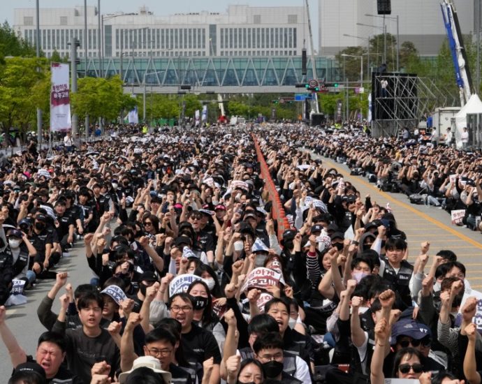 samsung-workers-rally-in-south-korea,-demanding-higher-pay-and-threatening-to-strike