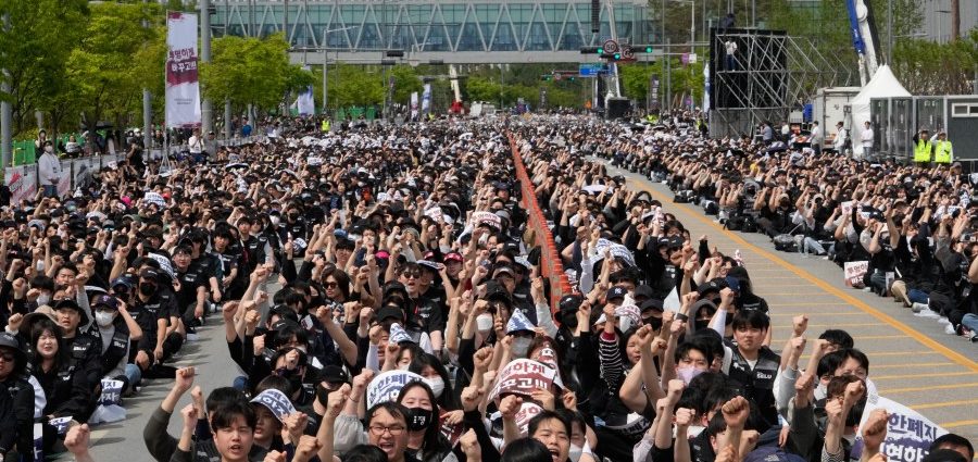 samsung-workers-rally-in-south-korea,-demanding-higher-pay-and-threatening-to-strike