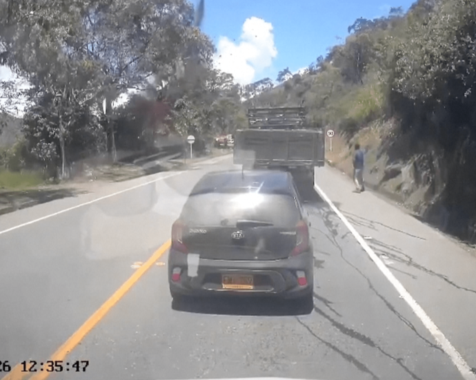 new-footage-shows-moment-of-deadly-bus-bombing-in-colombia