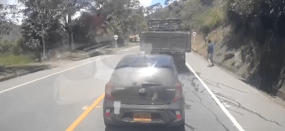 new-footage-shows-moment-of-deadly-bus-bombing-in-colombia