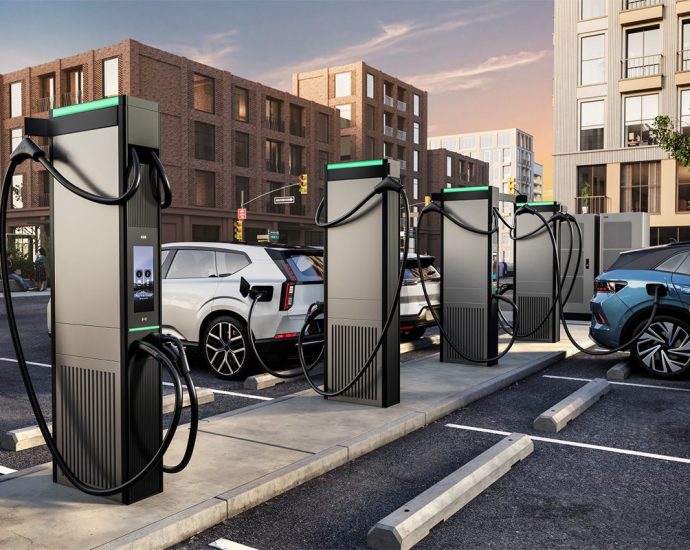 abb’s-new-om-m-series-ev-chargers:-a-distributed-system-that-optimizes-power-delivery