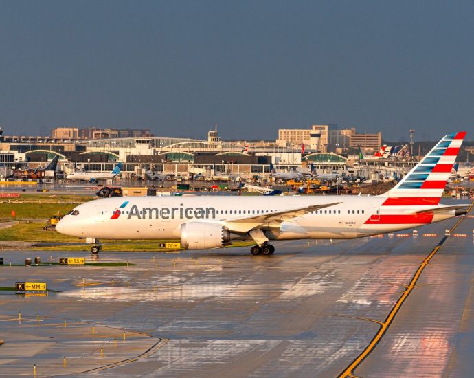 major:-american-&-united-airlines-cut-2,700-may-flights-from-the-world’s-busiest-airport