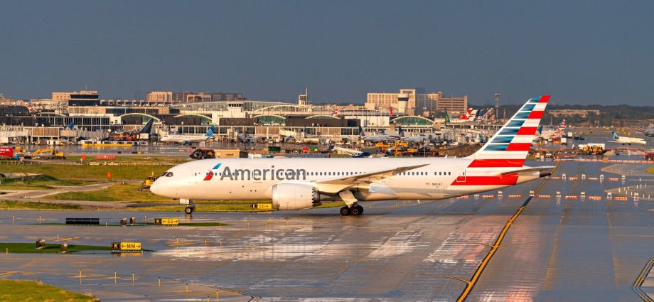 major:-american-&-united-airlines-cut-2,700-may-flights-from-the-world’s-busiest-airport