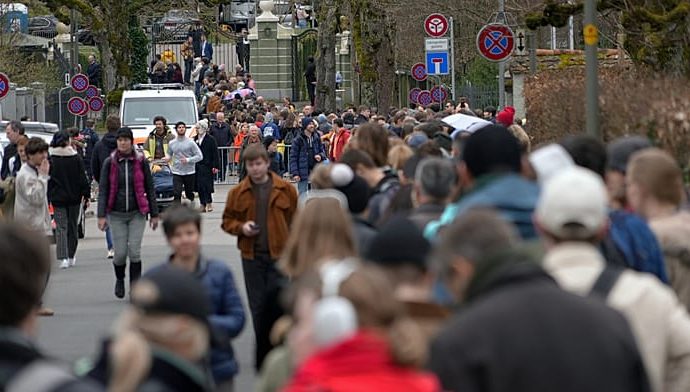 swiss-voters-raise-hands-in-centuries-old-open-air-election