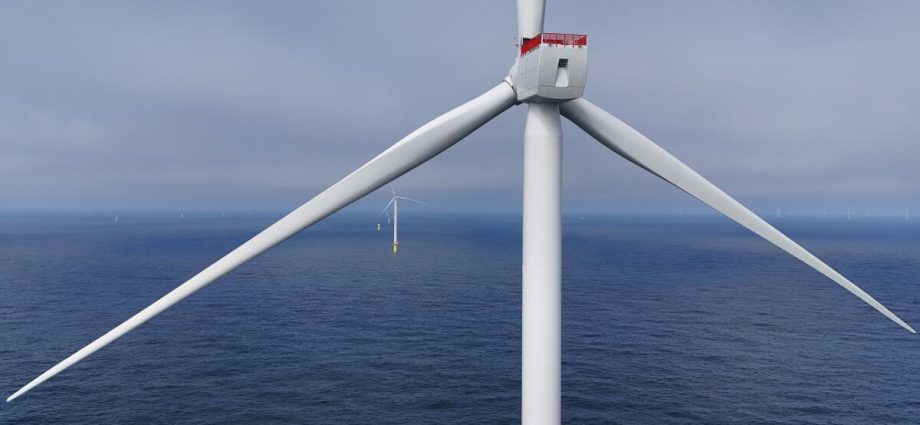 offshore-wind-farms-rise-along-rhode-island’s-coast,-even-as-the-traitor-tries-to-stop-them