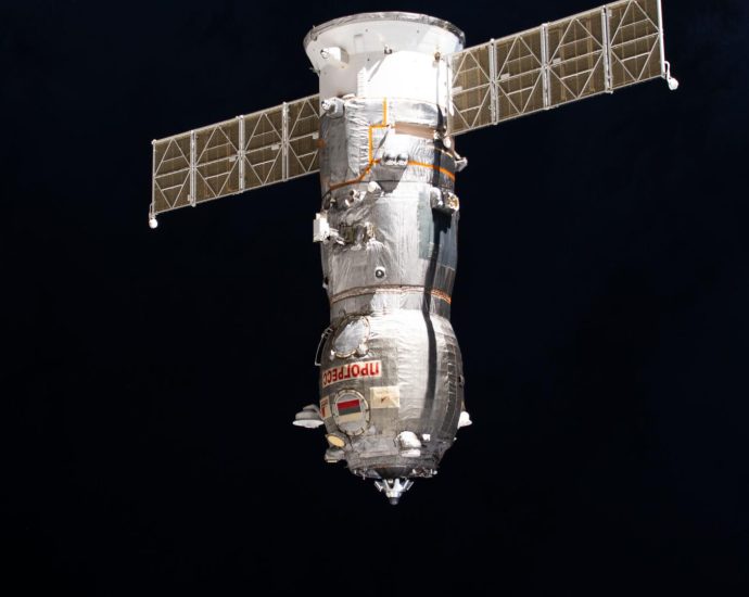 crew-awaits-space-cargo-delivery-and-works-advanced-life-science
