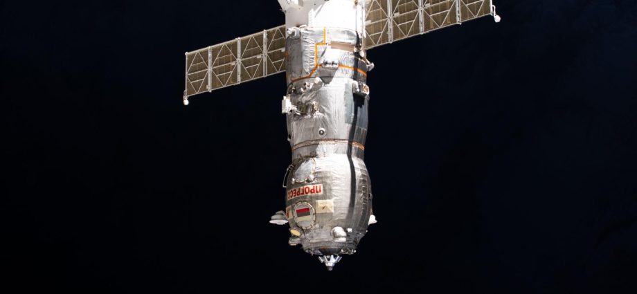 crew-awaits-space-cargo-delivery-and-works-advanced-life-science