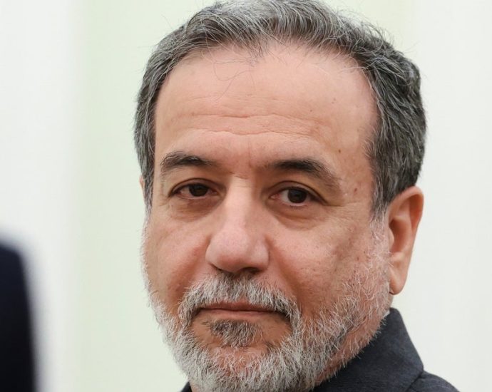 iran-offers-to-end-chokehold-on-strait-of-hormuz-and-asks-us.-to-end-blockade,-officials-say