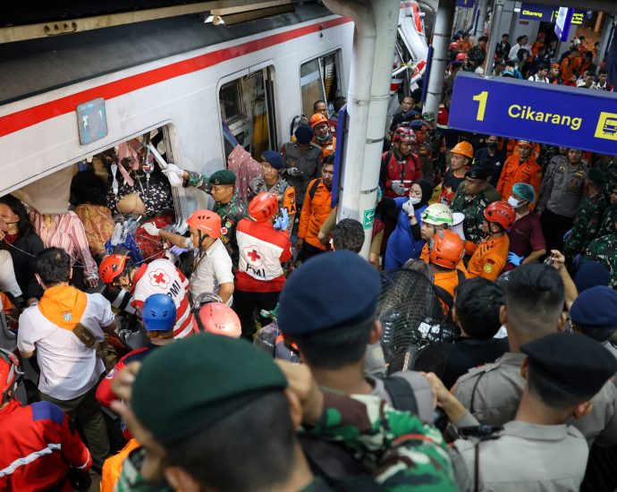 five-killed-in-train-crash-near-indonesia’s-jakarta;-rescue-efforts-ongoing