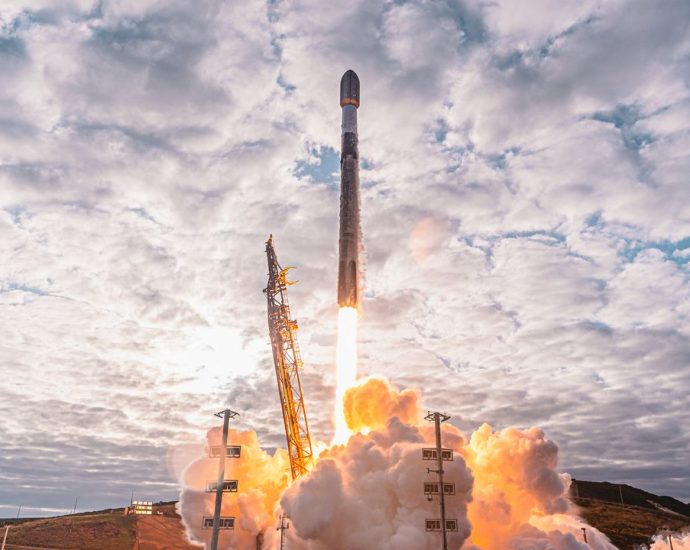 SpaceX launches its 50th mission of the year, sends 25 Starlink satellites to orbit (video)