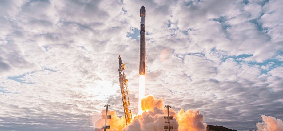 SpaceX launches its 50th mission of the year, sends 25 Starlink satellites to orbit (video)