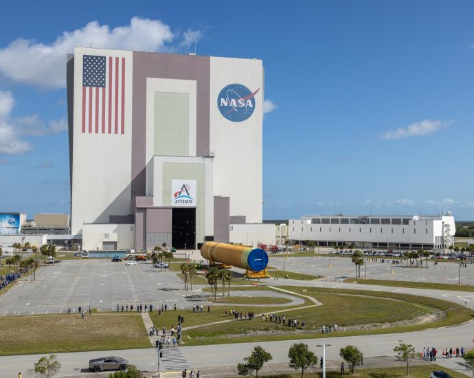 nasa’s-artemis iii moon-rocket hardware arrives, artemis-ii capsule returns-to-kennedy