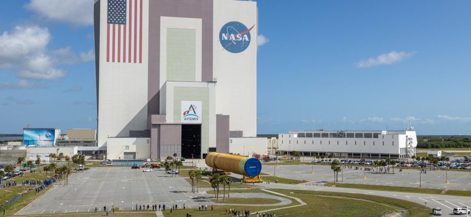 nasa’s-artemis iii moon-rocket hardware arrives, artemis-ii capsule returns-to-kennedy