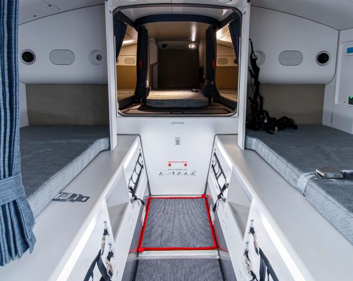 how-cabin-crew-rest-&-sleep-on-19+-hour-flights