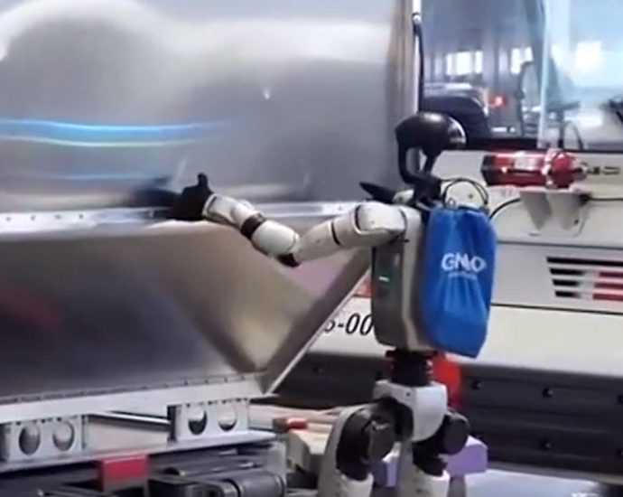 japan-airlines-trials-humanoid-robot-baggage-handlers