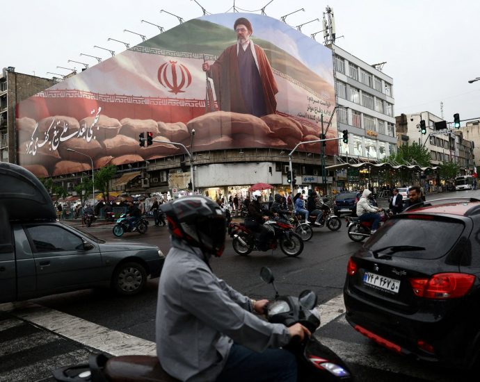 iran’s-currency-falls-to-new-low-as-us-blockade,-sanctions-impact-trade